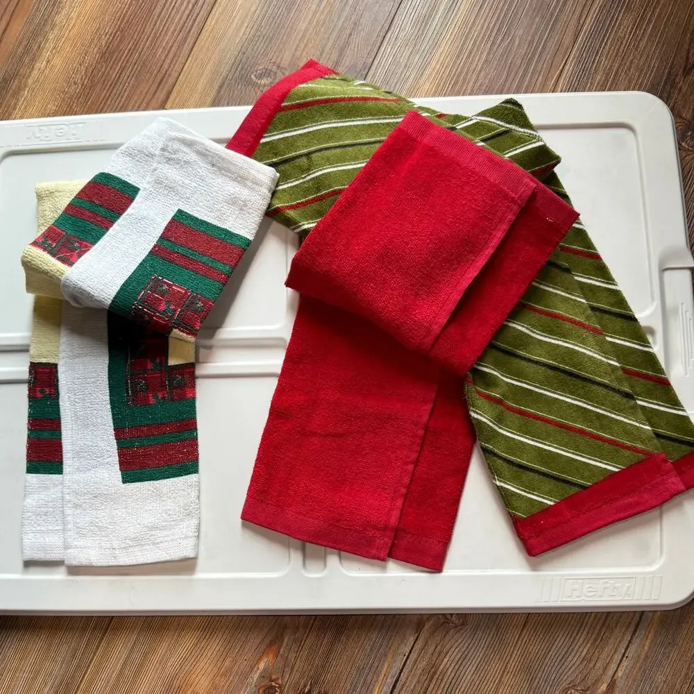 NWT North Pole Trading Co (JC Penney) Christmas themed pair of hand towels.